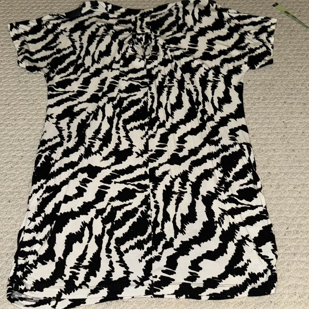INC International Concepts Black and White Zebra 🦓 Ruched Short Sleeve Tunic Top - Picture 10 of 10